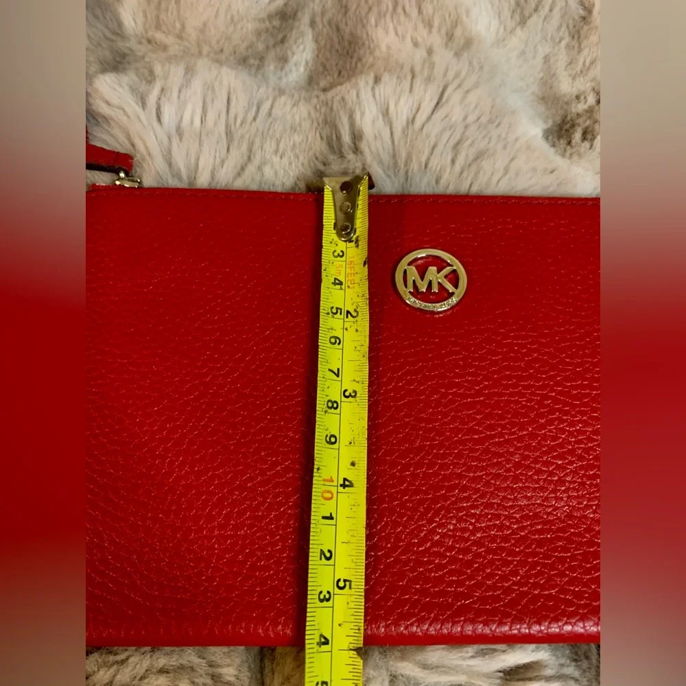 Michael Kors Women’s Scarlet Wristlet with Gold Accent. Like New - Picture 9 of 10
